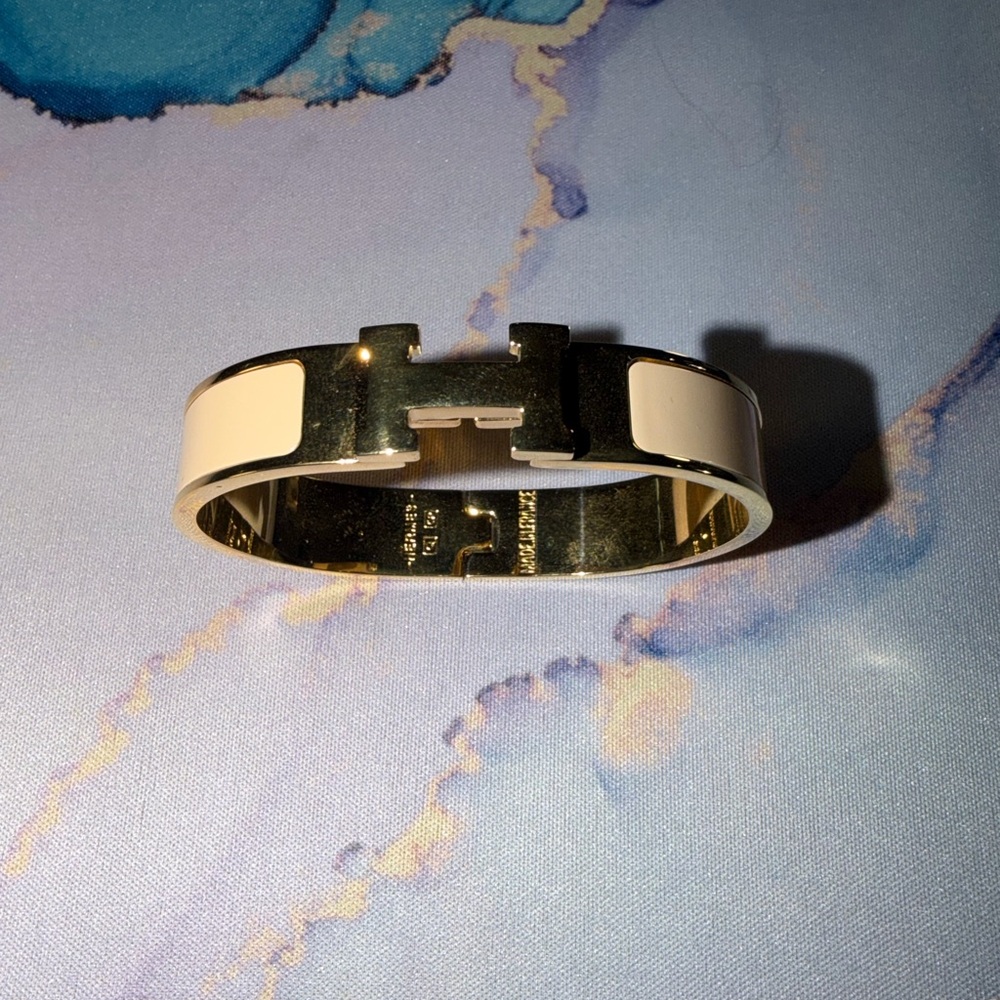 Clic H Bracelet in Cream and Gold - Picture 2 of 16